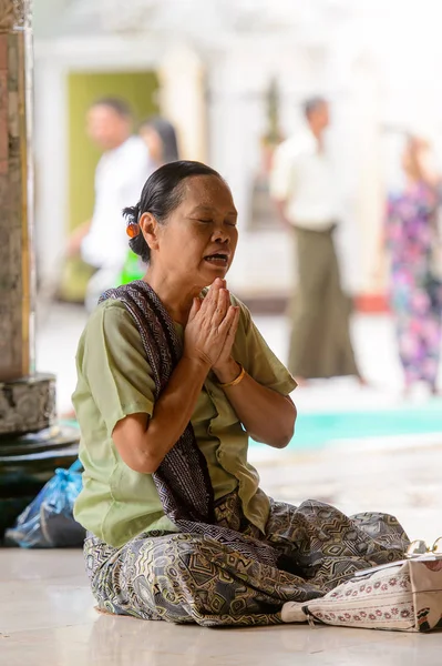 Yangon, Myanmar - 24 Ağustos 2016: Kimliği belirsiz Birmanyalı kadın tapınakta dua ediyor. Myanma halkının yüzde 68'i Bamar etnik grubuna mensandı