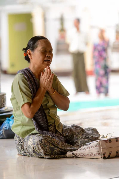 Yangon, Myanmar - 24 Ağustos 2016: Kimliği belirsiz Birmanyalı kadın tapınakta dua ediyor. Myanma halkının yüzde 68'i Bamar etnik grubuna mensandı
