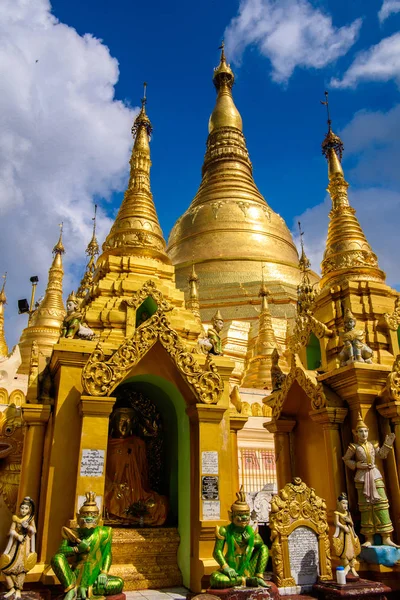Yangon, Myanmar - 24 Ağustos 2016: Shwedagon Pagoda'nın çevresi, Singuttara Tepesi'nde yaldızlı bir stupa, Kandawgyi Gölü, Yangon, Myanmar