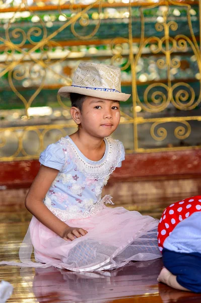 Yangon, Myanmar - 24 Ağustos 2016: Bir tapınakta tanımlanamayan Birmanyalı küçük kız. Myanma halkının yüzde 68'i Bamar etnik grubuna mensandı