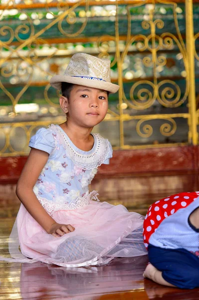 Yangon, Myanmar - 24 Ağustos 2016: Bir tapınakta tanımlanamayan Birmanyalı küçük kız. Myanma halkının yüzde 68'i Bamar etnik grubuna mensandı