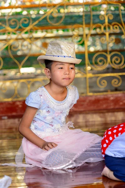 Yangon, Myanmar - 24 Ağustos 2016: Bir tapınakta tanımlanamayan Birmanyalı küçük kız. Myanma halkının yüzde 68'i Bamar etnik grubuna mensandı