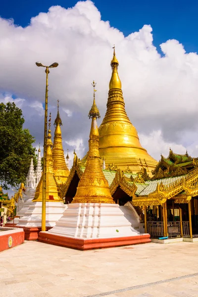 Yangon, Myanmar - 24 Ağustos 2016: Shwedagon Pagoda'nın çevresi, Singuttara Tepesi'nde yaldızlı bir stupa, Kandawgyi Gölü, Yangon, Myanmar