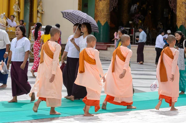 Yangon, Myanmar - 24 Ağustos 2016: Bir tapınakta tanımlanamayan Birmanyalı küçük Budist rahipler. Myanma halkının yüzde 68'i Bamar etnik grubuna mensandı