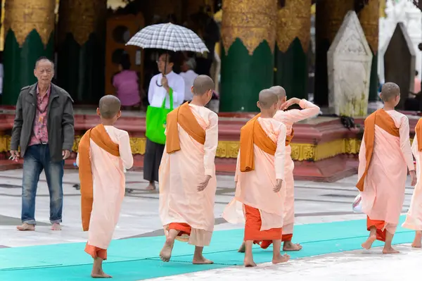 Yangon, Myanmar - 24 Ağustos 2016: Bir tapınakta tanımlanamayan Birmanyalı küçük Budist rahipler. Myanma halkının yüzde 68'i Bamar etnik grubuna mensandı