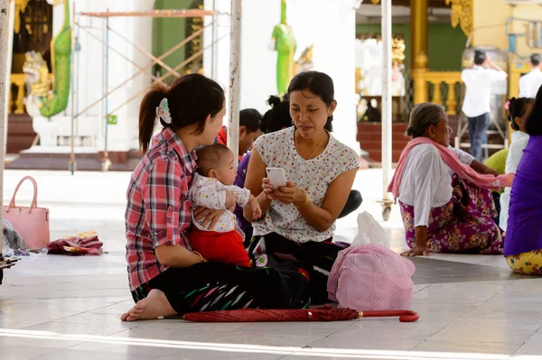Yangon, Myanmar - 24 Ağustos 2016: Yerel bir tapınakta tanımlanamayan Birmanya halkı. Myanma halkının yüzde 68'i Bamar etnik grubuna mensandı