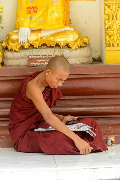 Yangon, Myanmar - 24 Ağustos 2016: Kimliği belirsiz Birmanyalı Budist keşiş. Myanma halkının yüzde 68'i Bamar etnik grubuna mensandı