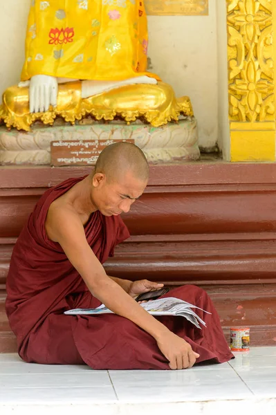 Yangon, Myanmar - 24 Ağustos 2016: Kimliği belirsiz Birmanyalı Budist keşiş. Myanma halkının yüzde 68'i Bamar etnik grubuna mensandı
