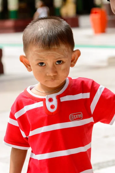 Yangon, Myanmar - 24 Ağustos 2016: Yerel bir tapınakta tanımlanamayan Birmanyalı Budist çocuk. Myanma halkının yüzde 68'i Bamar etnik grubuna mensandı