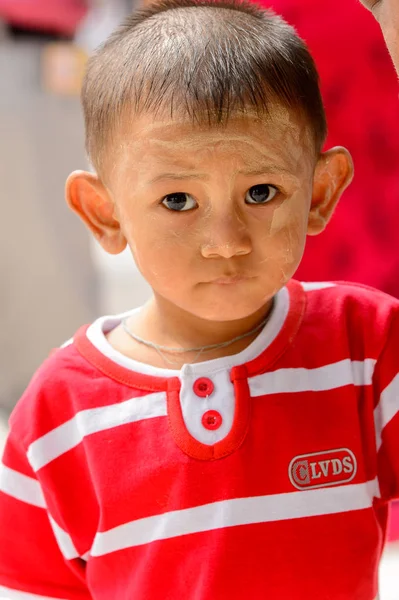 Yangon, Myanmar - 24 Ağustos 2016: Yerel bir tapınakta tanımlanamayan Birmanyalı Budist çocuk. Myanma halkının yüzde 68'i Bamar etnik grubuna mensandı