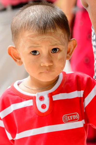Yangon, Myanmar - 24 Ağustos 2016: Yerel bir tapınakta tanımlanamayan Birmanyalı Budist çocuk. Myanma halkının yüzde 68'i Bamar etnik grubuna mensandı