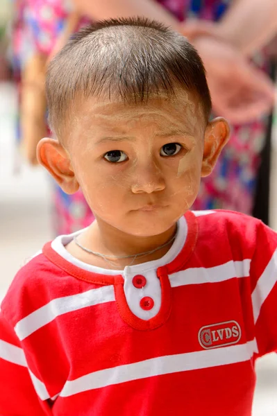 Yangon, Myanmar - 24 Ağustos 2016: Yerel bir tapınakta tanımlanamayan Birmanyalı Budist çocuk. Myanma halkının yüzde 68'i Bamar etnik grubuna mensandı
