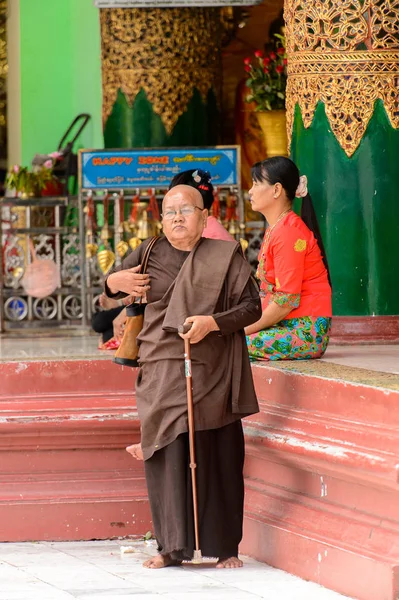 Yangon, Myanmar - 24 Ağustos 2016: Yerel bir tapınakta tanımlanamayan Birmanyalı Budist yaşlı adam. Myanma halkının yüzde 68'i Bamar etnik grubuna mensandı