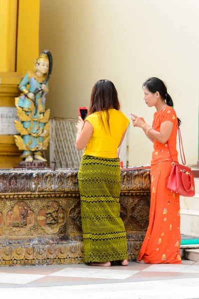 Yangon, Myanmar - 24 Ağustos 2016: Yerel bir tapınakta tanımlanamayan Birmanya halkı. Myanma halkının yüzde 68'i Bamar etnik grubuna mensandı