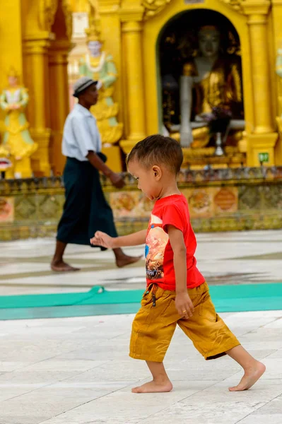 Yangon, Myanmar - 24 Ağustos 2016: Yerel bir tapınakta tanımlanamayan Birmanyalı küçük çocuk. Myanma halkının yüzde 68'i Bamar etnik grubuna mensandı