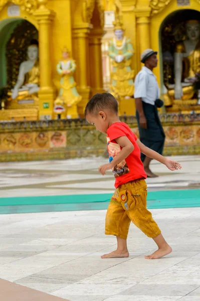 Yangon, Myanmar - 24 Ağustos 2016: Yerel bir tapınakta tanımlanamayan Birmanyalı küçük çocuk. Myanma halkının yüzde 68'i Bamar etnik grubuna mensandı