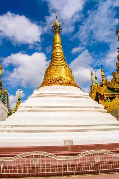 Yangon, Myanmar - 24 Ağustos 2016: Shwedagon Pagoda, Singuttara Tepesi'nde yaldızlı bir stupa, Kandawgyi Gölü, Yangon, Myanmar