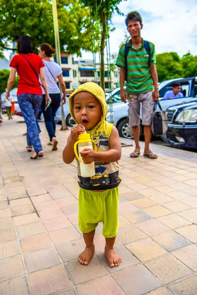 Yangon, Myanmar - 24 Ağustos 2016: Yerel bir tapınakta tanımlanamayan Birmanyalı küçük çocuk. Myanma halkının yüzde 68'i Bamar etnik grubuna mensandı