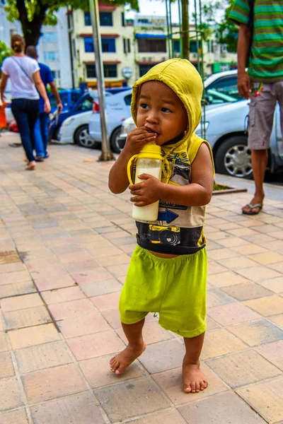 Yangon, Myanmar - 24 Ağustos 2016: Yerel bir tapınakta tanımlanamayan Birmanyalı küçük çocuk. Myanma halkının yüzde 68'i Bamar etnik grubuna mensandı