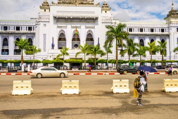 Yangon,, Myanmar - 24 Ağustos 2016: Myanmar'ın eski başkenti Yangon'un mimarisi. Rangoon olarak bilinir: Çatışmaların Sonu