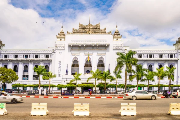Yangon,, Myanmar - 24 Ağustos 2016: Myanmar'ın eski başkenti Yangon'un mimarisi. Rangoon olarak bilinir: Çatışmaların Sonu