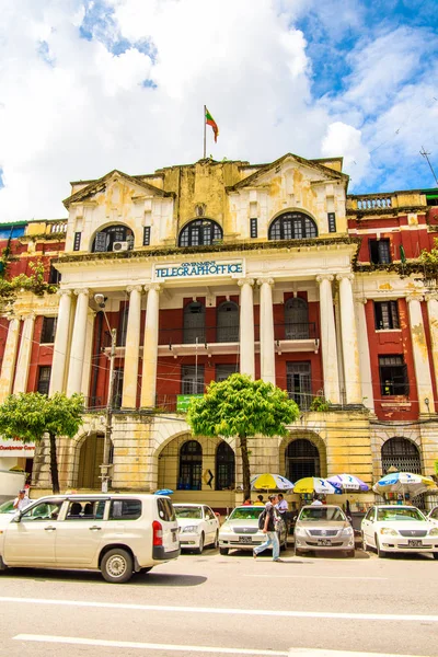 Yangon, Myanmar - 24 Ağustos 2016: Myanmar'ın eski başkenti Yangon'un mimarisi. Rangoon olarak bilinir: Çatışmaların Sonu