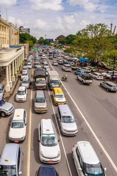 Yangon, Myanmar - 24 Ağustos 2016: Myanmar'ın eski başkenti Yangon trafiği. Rangoon olarak bilinir: Çatışmaların Sonu