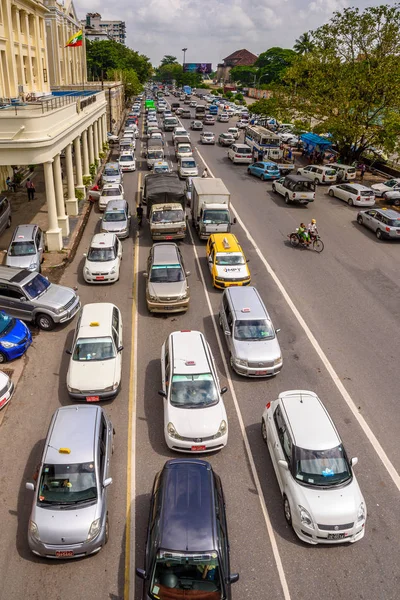 Yangon, Myanmar - 24 Ağustos 2016: Myanmar'ın eski başkenti Yangon trafiği. Rangoon olarak bilinir: Çatışmaların Sonu