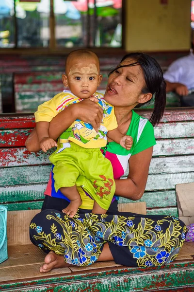 Yangon, Myanmar - 24 Ağustos 2016: Tanımlanamayan Birmanyalı kız ve küçük çocuğu. Myanma halkının yüzde 68'i Bamar etnik grubuna mensandı