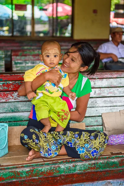 Yangon, Myanmar - 24 Ağustos 2016: Tanımlanamayan Birmanyalı kız ve küçük çocuğu. Myanma halkının yüzde 68'i Bamar etnik grubuna mensandı