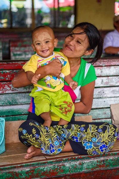 Yangon, Myanmar - 24 Ağustos 2016: Tanımlanamayan Birmanyalı kız ve küçük çocuğu. Myanma halkının yüzde 68'i Bamar etnik grubuna mensandı