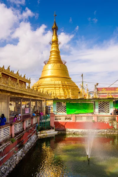 Yangon, Myanmar - 24 Ağustos 2016: Botataung Pagoda (tam olarak: 1000 ordu subayı), Yangon, Myanmar'da ünlü bir kompleks. II. Dünya Savaşı sırasında tamamen yıkıldı.