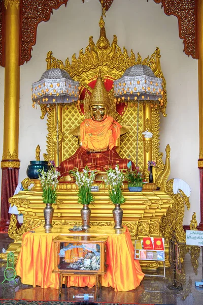 Yangon, Myanmar - 24 Ağustos 2016: Botataung Pagoda'daki Buda heykeli (kelimenin tam anlamıyla: 1000 ordu subayı), Yangon, Myanmar'da ünlü bir kompleks. II. Dünya Savaşı sırasında tamamen yıkıldı.