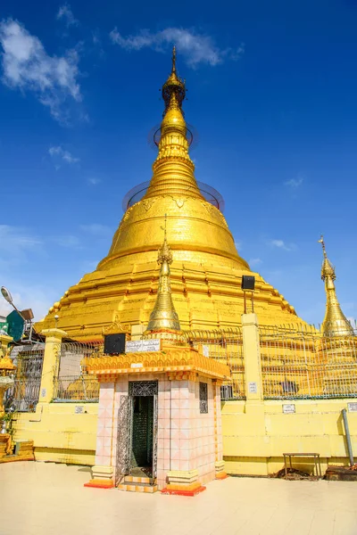 Yangon, Myanmar - 24 Ağustos 2016: Botataung Pagoda (tam olarak: 1000 ordu subayı), Yangon, Myanmar'da ünlü bir kompleks. II. Dünya Savaşı sırasında tamamen yıkıldı.