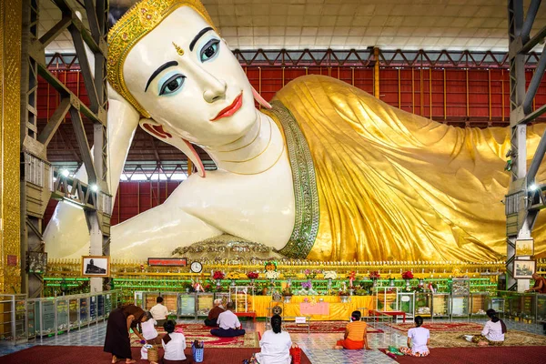 Yangon, Myanmar - 24 Ağustos 2016: Bahan İlçesi, Yangon, Myanmar'daki en ünlü Budist tapınağı Chaukhtatgyi Tapınağı'nda yatan Buda'nın dev heykeli.