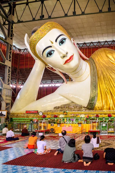 Yangon, Myanmar - 24 Ağustos 2016: Bahan İlçesi, Yangon, Myanmar'daki en ünlü Budist tapınağı Chaukhtatgyi Tapınağı'nda yatan Buda'nın dev heykeli.