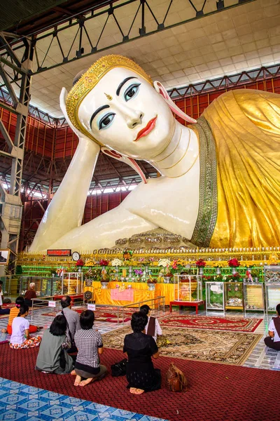 Yangon Mianmar Ago 2016 Estátua Gigante Buda Reclinado Templo Chaukhtatgyi — Fotografia de Stock