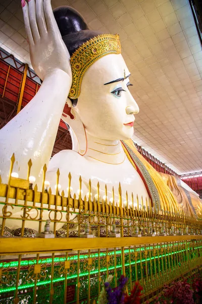 Yangon, Myanmar - 24 Ağustos 2016: Bahan İlçesi, Yangon, Myanmar'daki en ünlü Budist tapınağı Chaukhtatgyi Tapınağı'nda yatan Buda'nın dev heykeli.