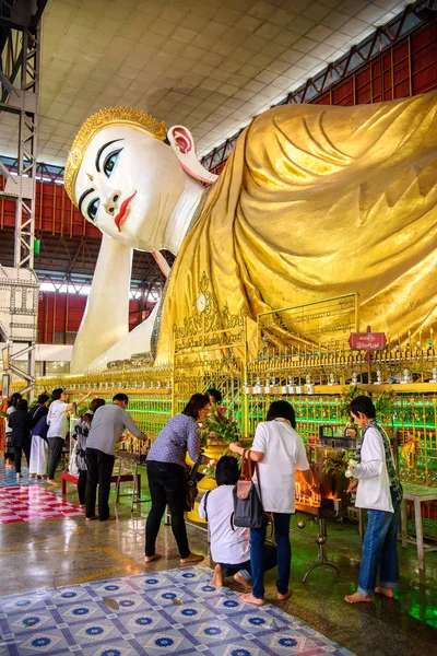 Yangon Mianmar Ago 2016 Estátua Gigante Buda Reclinado Templo Chaukhtatgyi — Fotografia de Stock