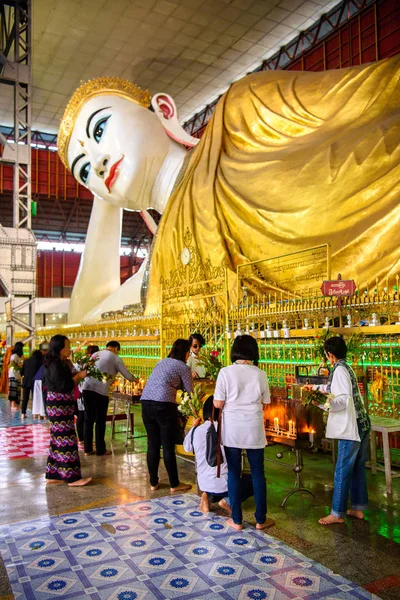 Yangon Myanmar Srpen 2016 Obří Socha Naklonitého Buddhy Chrámu Chaukhtatgyi — Stock fotografie