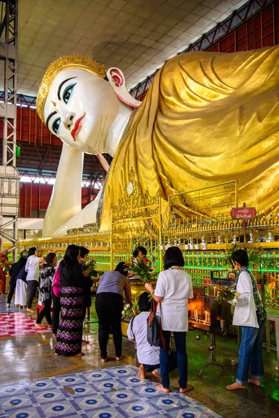 ヤンゴン ミャンマー 2016年8月24日 ミャンマー ヤンゴン バハンタウンシップで最も有名な仏教寺院 チャウフタギ寺院で仏をリクライニングする巨大な像 — ストック写真