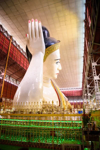 Yangon Mianmar Ago 2016 Estátua Gigante Buda Reclinado Templo Chaukhtatgyi — Fotografia de Stock
