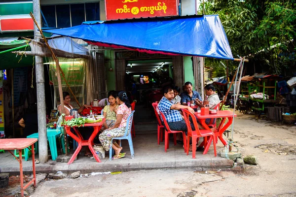 ヤンゴン ミャンマー 2016年8月24日 ミャンマーの旧首都ヤンゴンの市場 ラングーンとして知られる 争いの終わり — ストック写真
