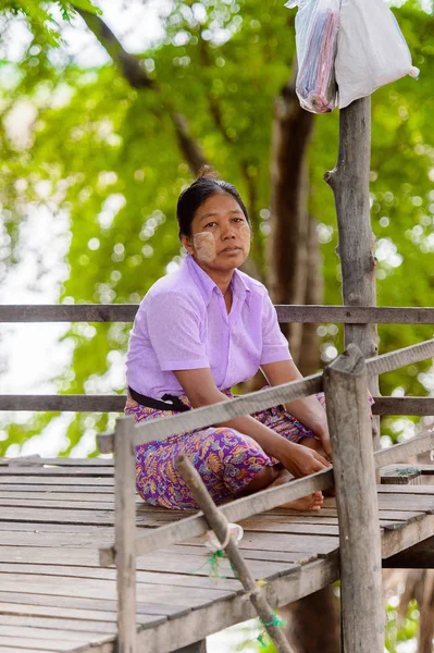 Inwa, Myanmar - 25 Ağustos 2016: Tanımlanamayan Birmanyalı kadın oturuyor. Myanma halkının yüzde 68'i Bamar etnik grubuna mensandı
