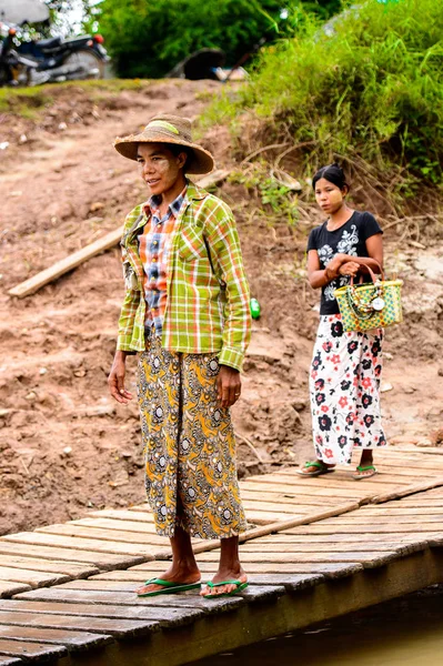 Inwa, Myanmar - 25 Ağustos 2016: Tanımlanamayan Birmanyalı kadın armut üzerinde duruyor. Myanma halkının yüzde 68'i Bamar etnik grubuna mensandı