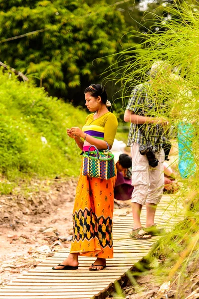 Inwa, Myanmar - 25 Ağustos 2016: Tanımlanamayan Birmanya torucular için bir şeyler satıyor. Myanma halkının yüzde 68'i Bamar etnik grubuna mensandı