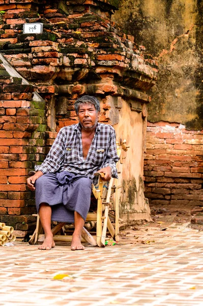 ミャンマー インワ 2016年8月25日 正体不明のビルマ人老人が木製の椅子に座っています ミアンマ人の68 はバマール民族グループに属している — ストック写真
