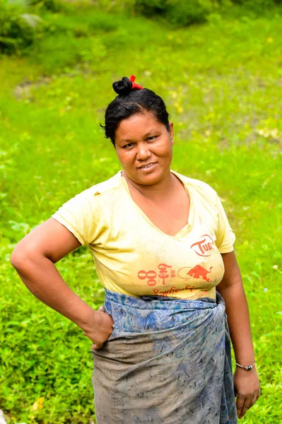 Inwa, Myanmar - 25 Ağustos 2016: Tanımlanamayan Birmanyalı kadın sahada çalışıyor. Myanma halkının yüzde 68'i Bamar etnik grubuna mensandı