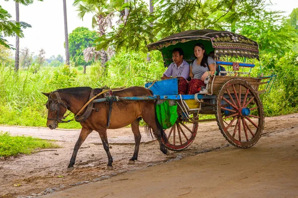 Inwa, Myanmar - 25 Ağustos 2016: Inwa, Mandalay Region, Burma yolu üzerindeki bir köyde at arabası. Bu da turistler için bir taksi seçeneği