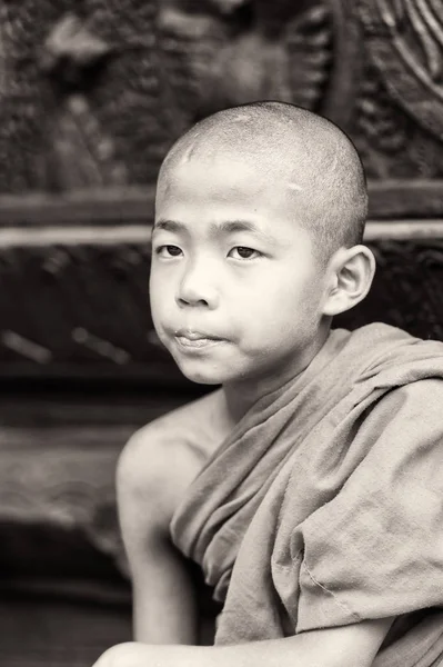 Inwa, Myanmar - 25 Ağustos 2016: Tanımlanamayan Birmanyalı küçük Budist keşiş portresi. Myanma halkının yüzde 68'i Bamar etnik grubuna mensandı